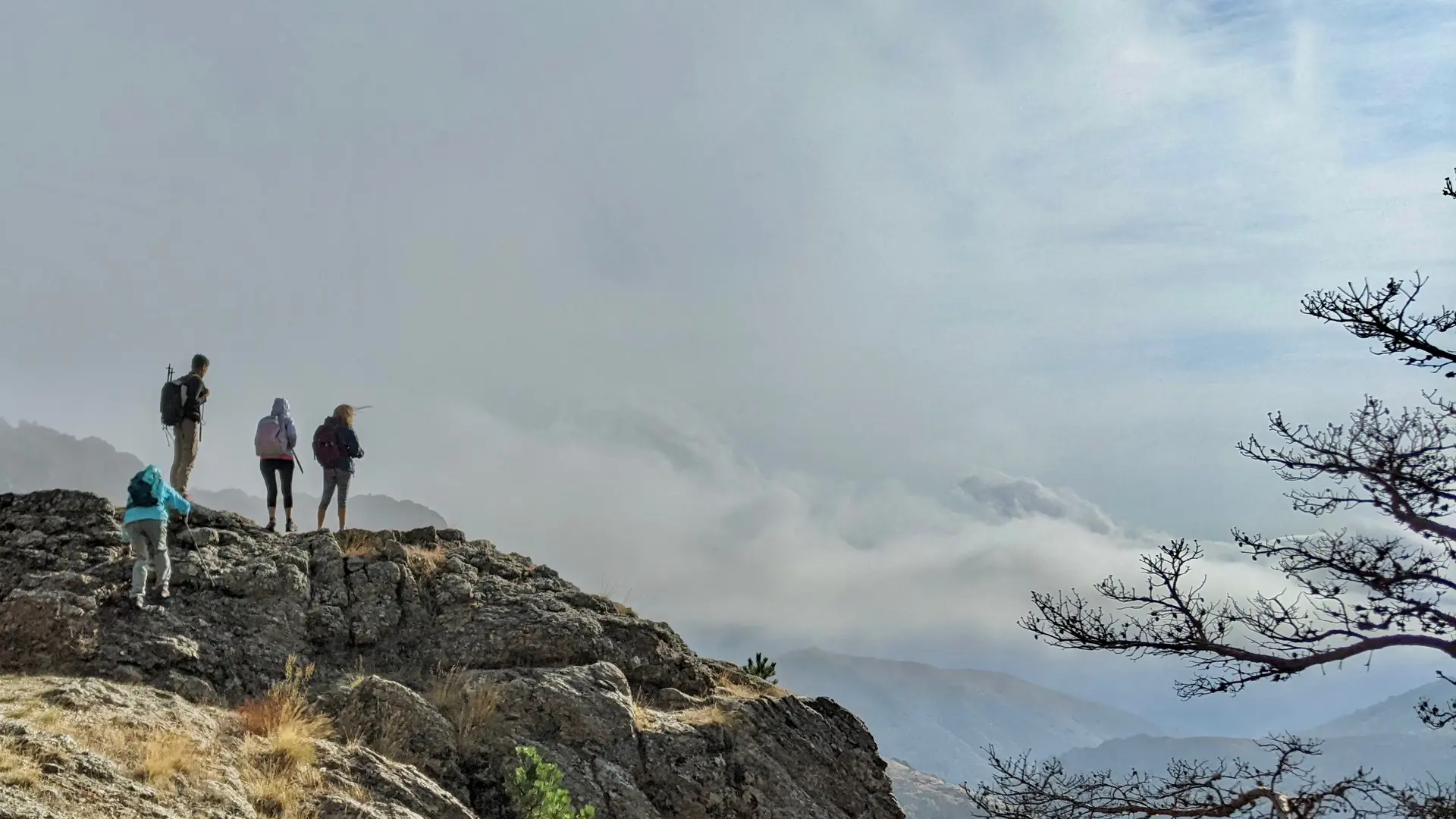 groupe rando sur roche avec vue