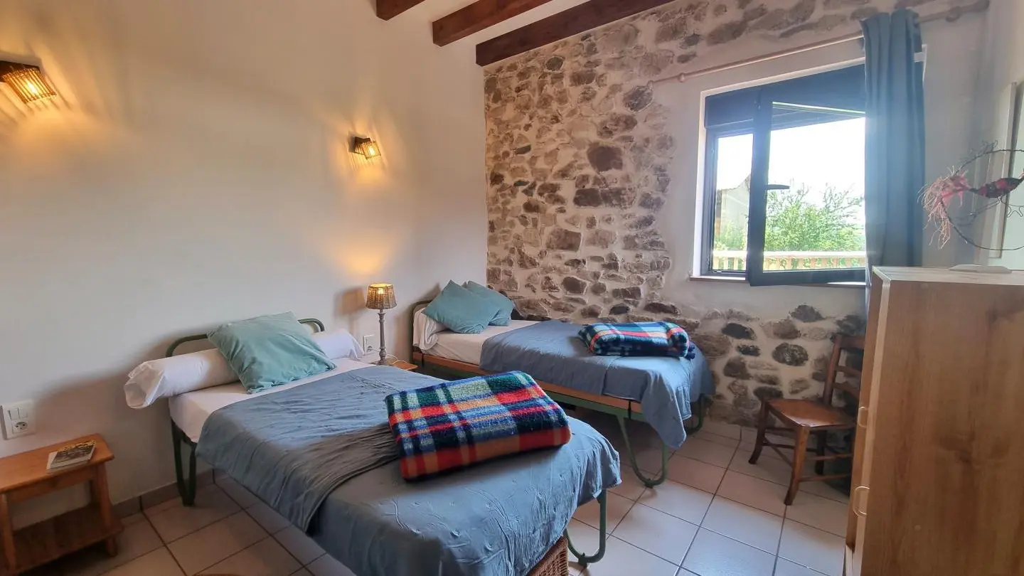 Chambre 2 : dortoir 4 lits 90 dont un superposé.