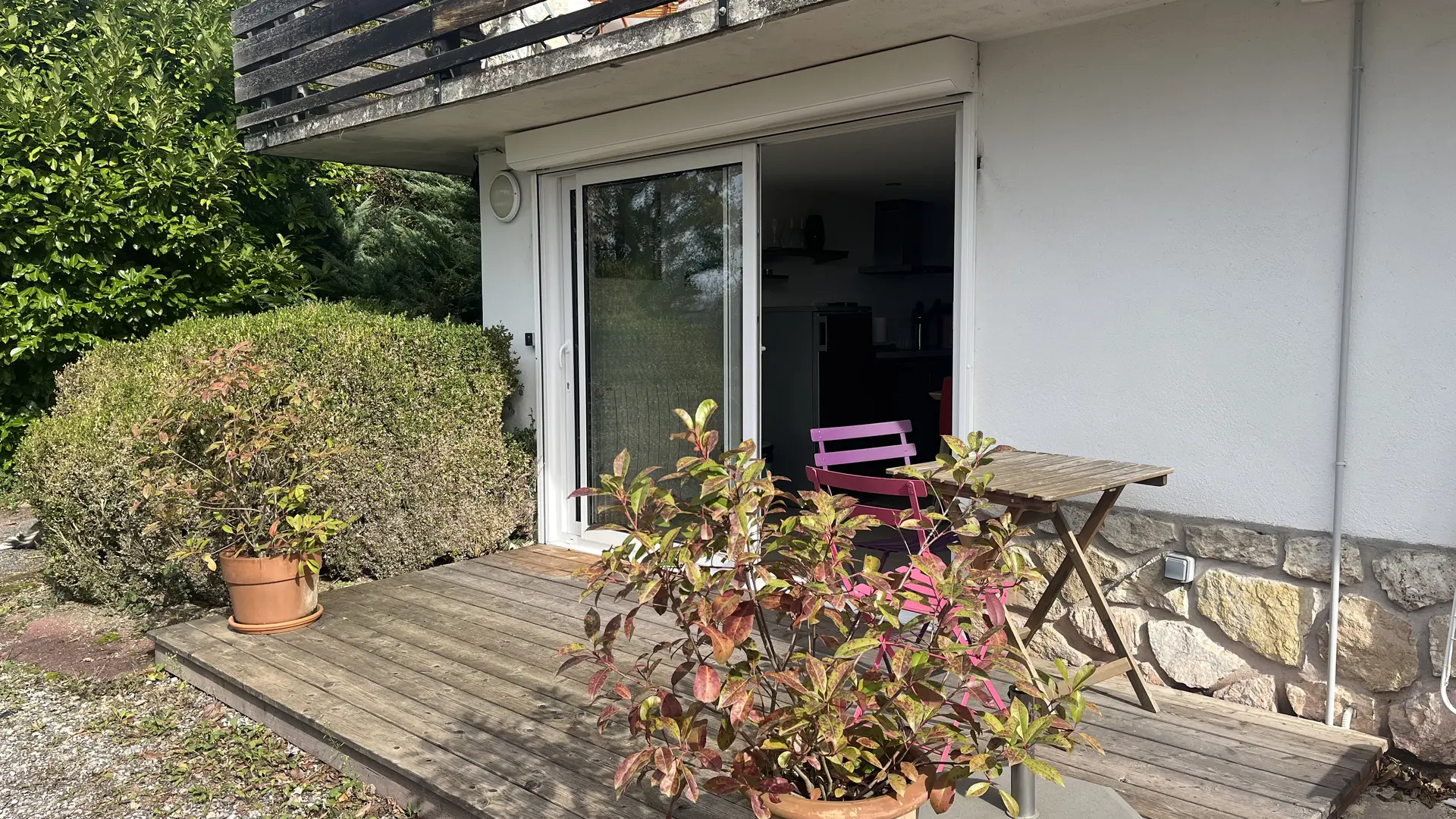 Vous découvrirez une terrasse extérieure, prolongée par un petit jardin. Des pots de fleurs et quelques arbustes apportent une touche de verdure à cet espace.