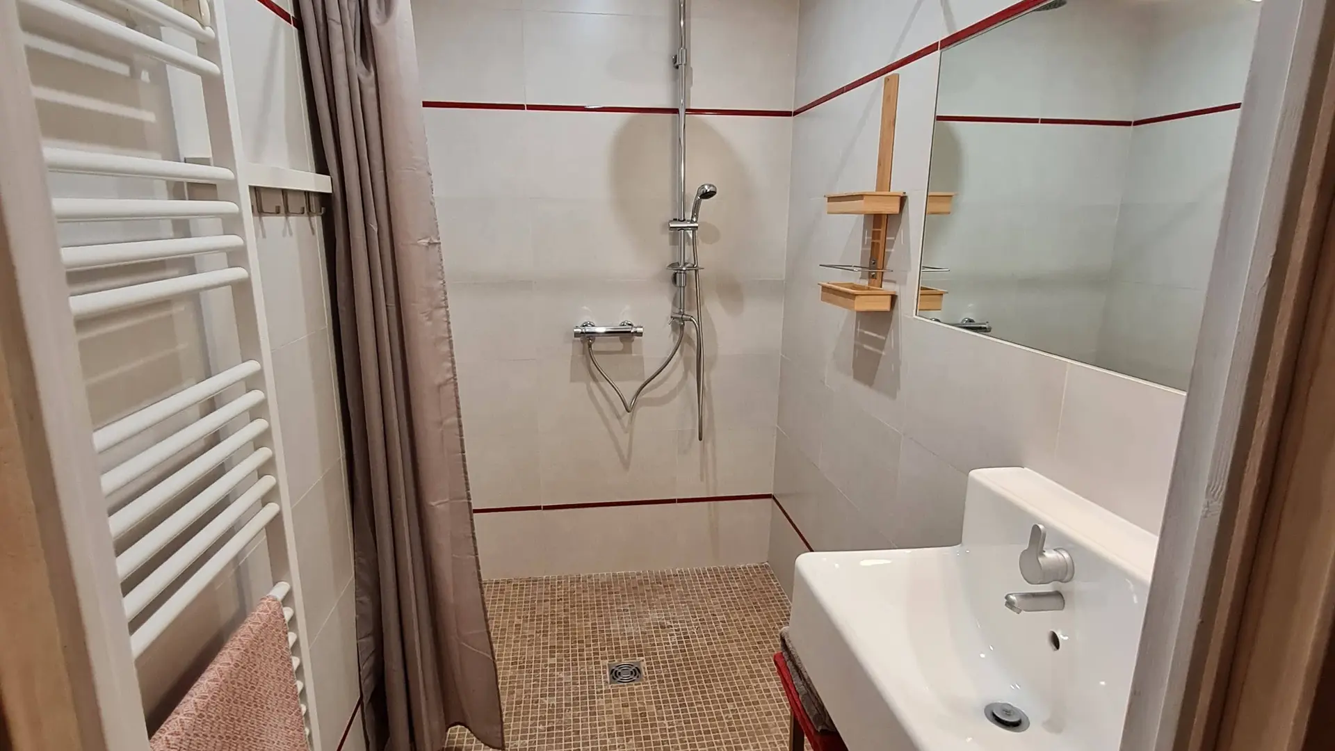 une salle de douche à l'italienne privative et des wc séparés