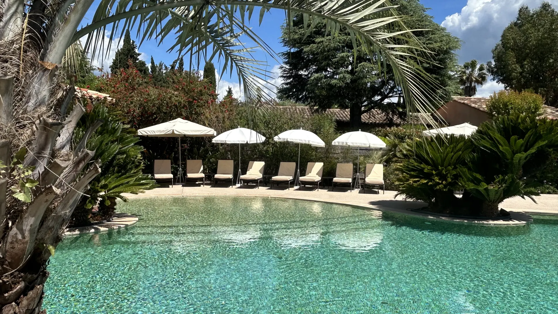 piscine lagon commune avec plage en pente douce