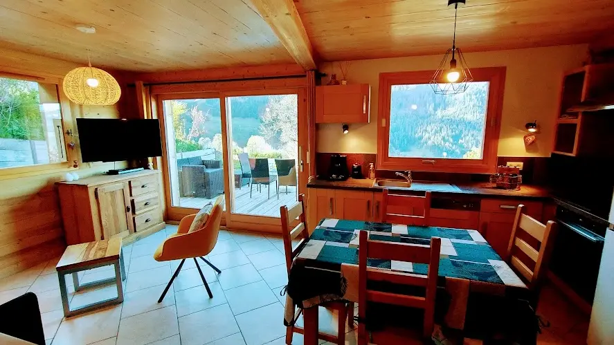 Pièce principale avec vue sur les montagnes