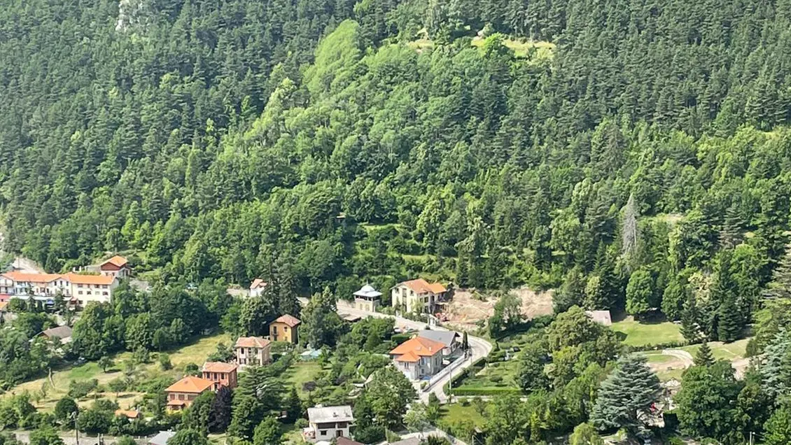 La Pierre Bleue sur la petite route de Venanson (à gauche)