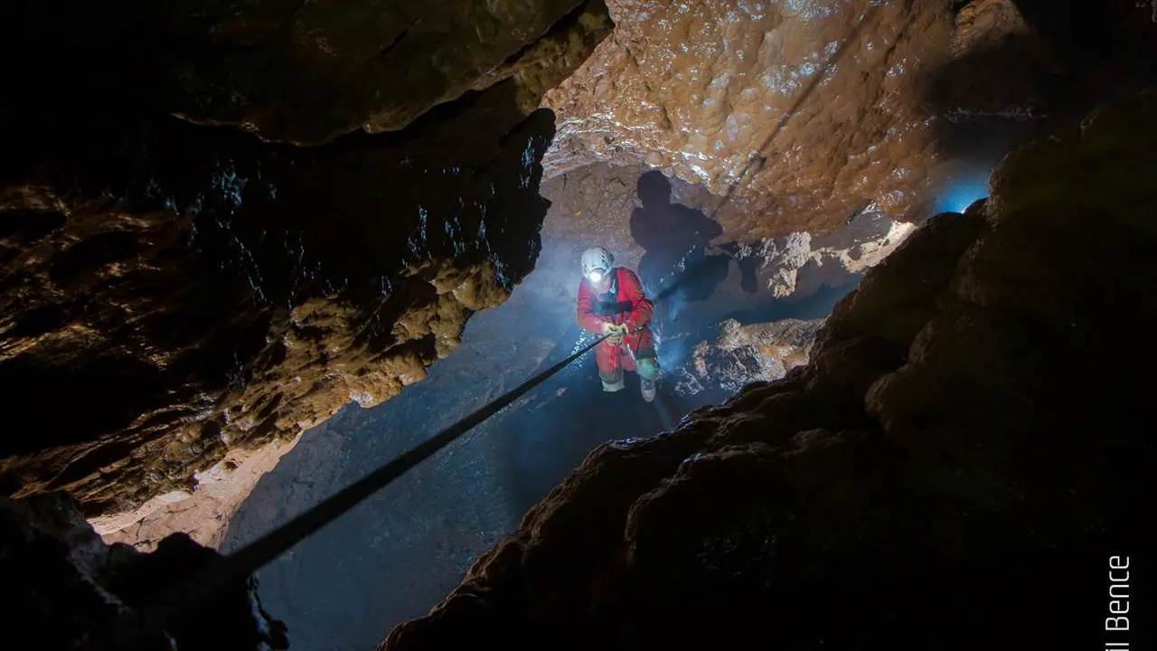 Descente en rappel spéléo