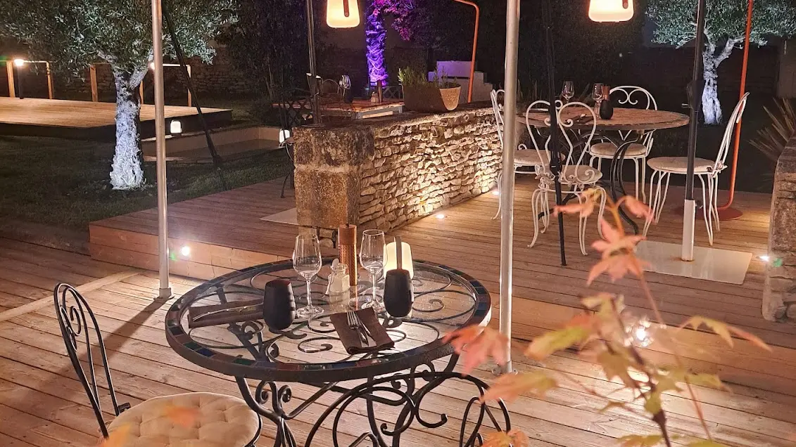 Table-romantique-terasse-dîner-restaurant-la-maison
