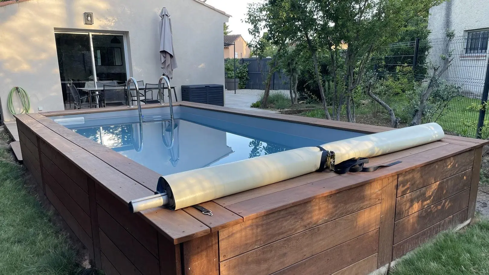 Piscine USAGE EXCLUSIF LOCATAIRES
Long 4M
Larg 2M
PROFONDEUR 1.50