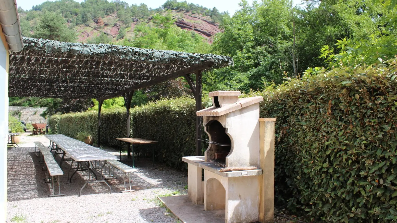 Terrasse avec barbecue - Gîte de Groupe de la Mine Léouvé La Croix sur Roudoule - Gîtes de France Apes-Maritimes