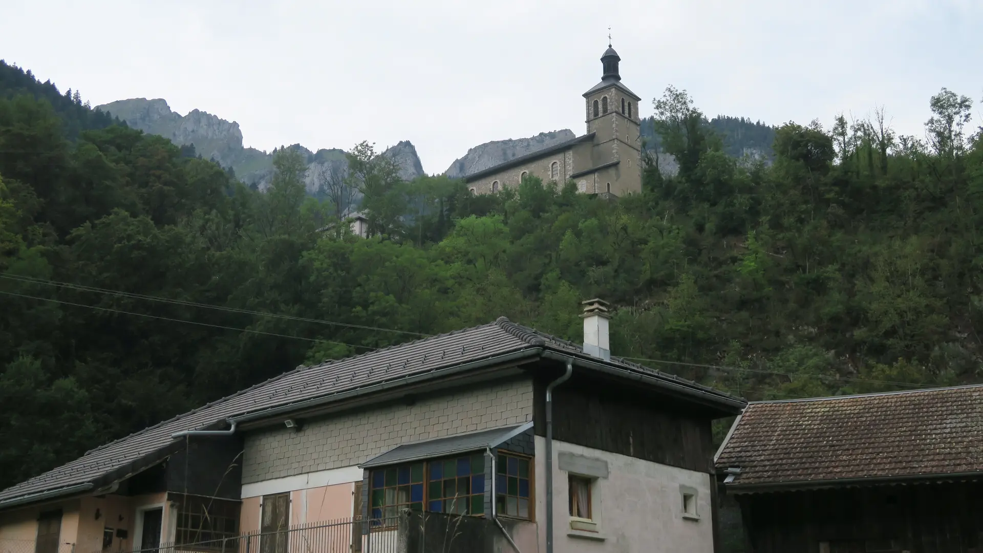Vue sur l'église de La Baume au cours de la promenade