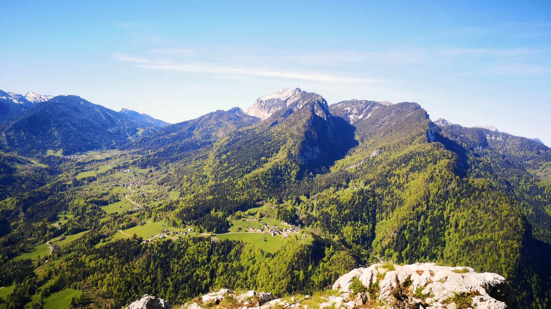 Depuis le sommet de Roche Veyrand