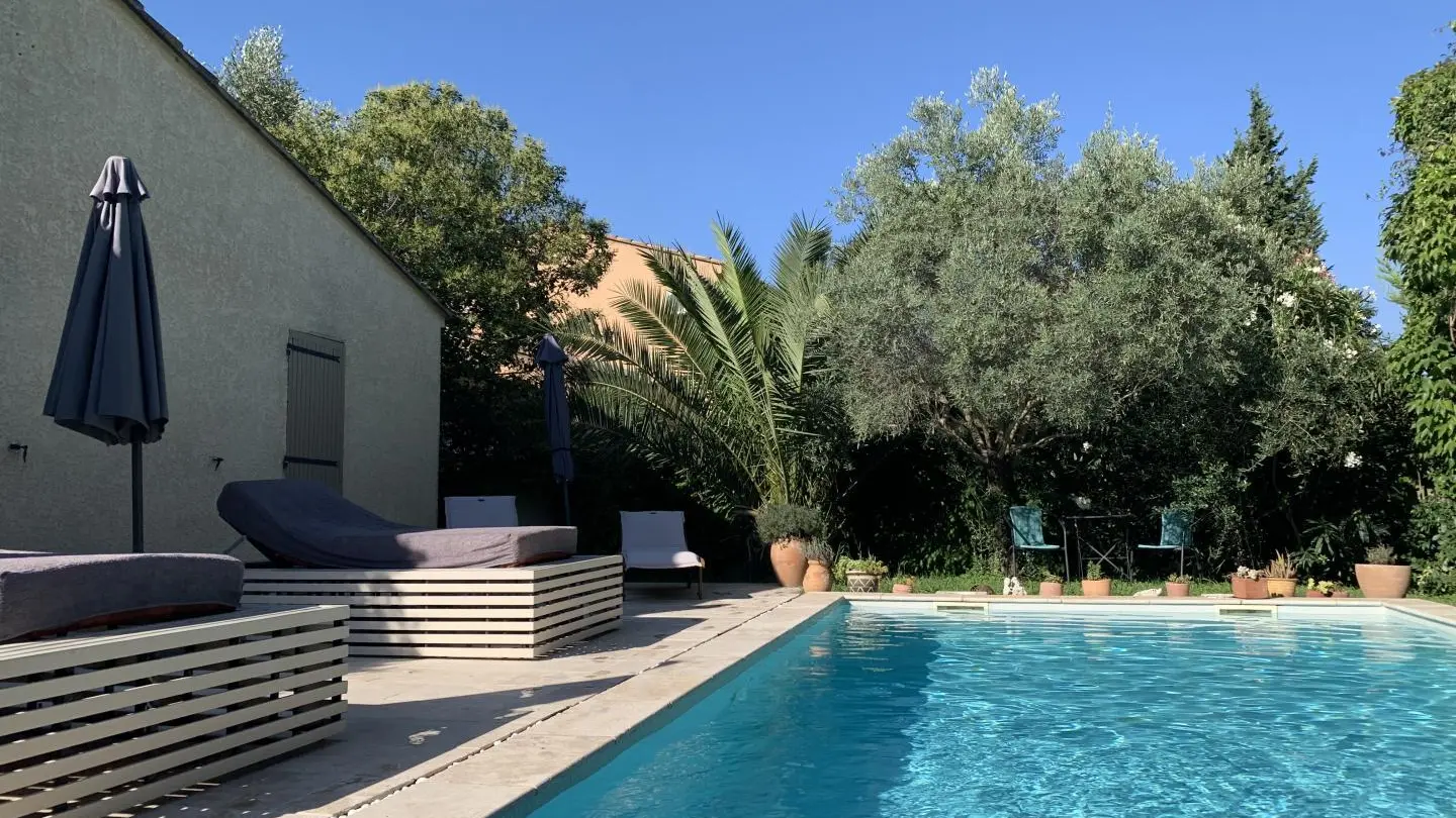 piscine avec transats