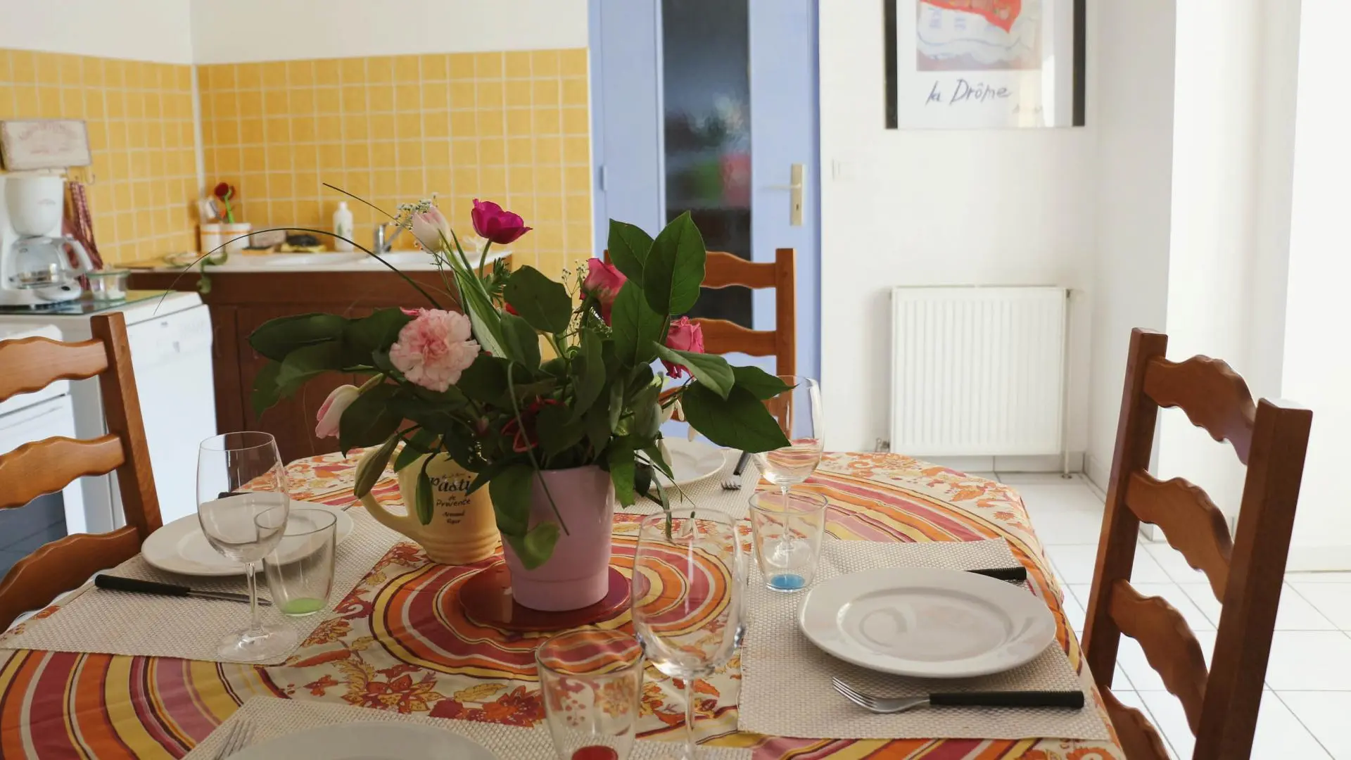 Cuisine ( Lave-vaisselle, four, micro-onde,réfrigérateur avec freezer) Vue sur jardin et cours arborée.