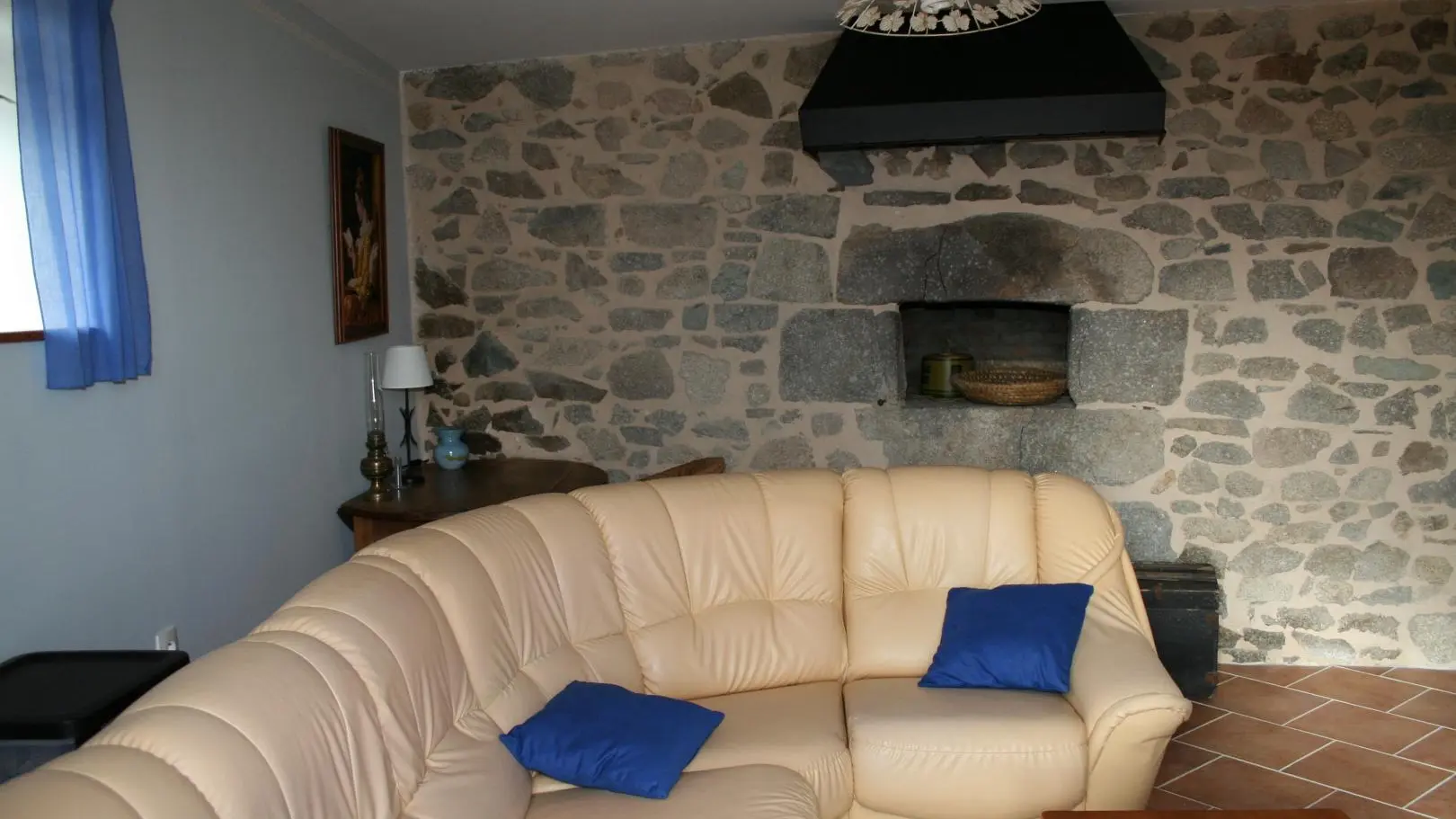 1er salon avec TV et lecteur DVD, livres, BD