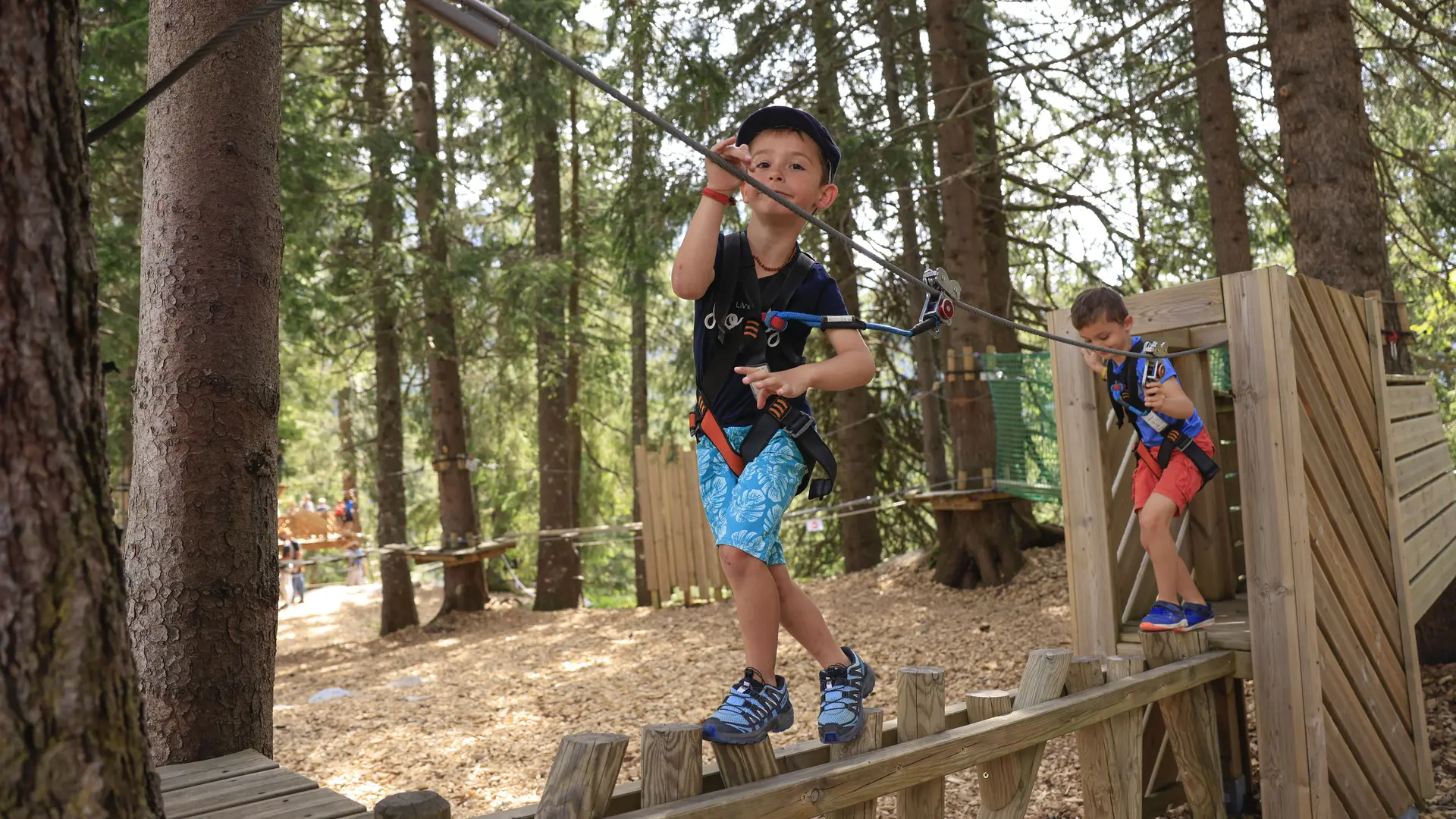 Deux garçons sur le parcours accro-kids