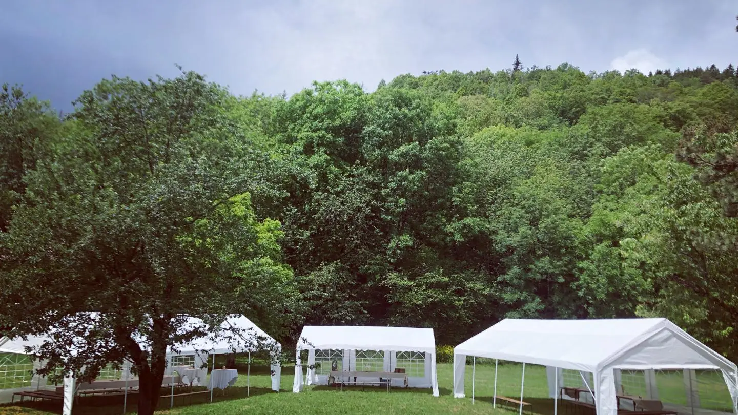 Tente évènementiel dans le parc du Château de Montanges