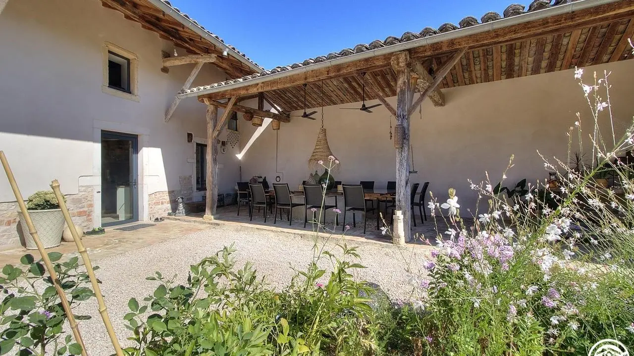 Table exterieur pour les petit -dejeuners et les diners