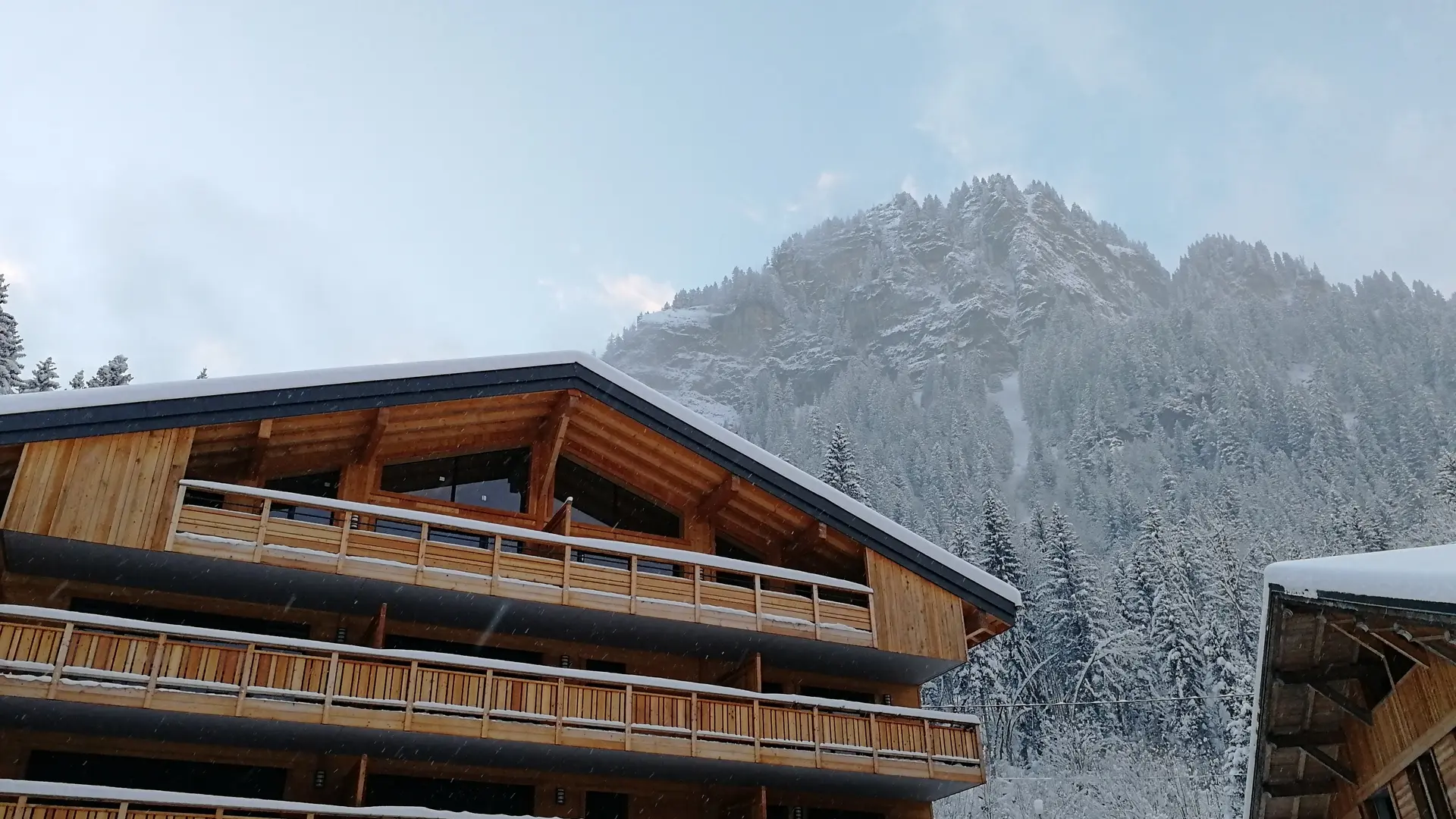 La résidence en hiver avec montagne en arrière plan