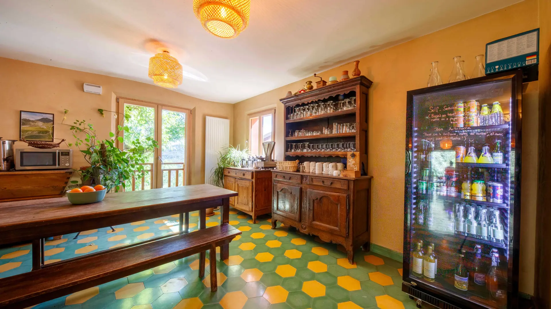 Les carrelages Carreaux ciment viennent du Marco Ecogite de Villeplane dans la réserve naturelle des gorges de Daluis - Gîte d'Etape et de Groupe Alpes-Maritimes