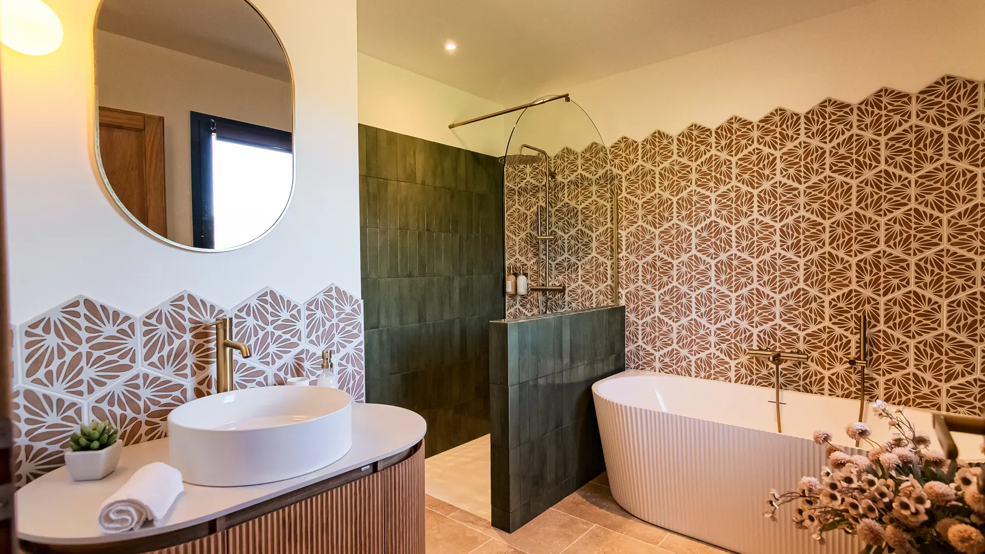 Salle de bain élégante avec douche et baignoire cannelée