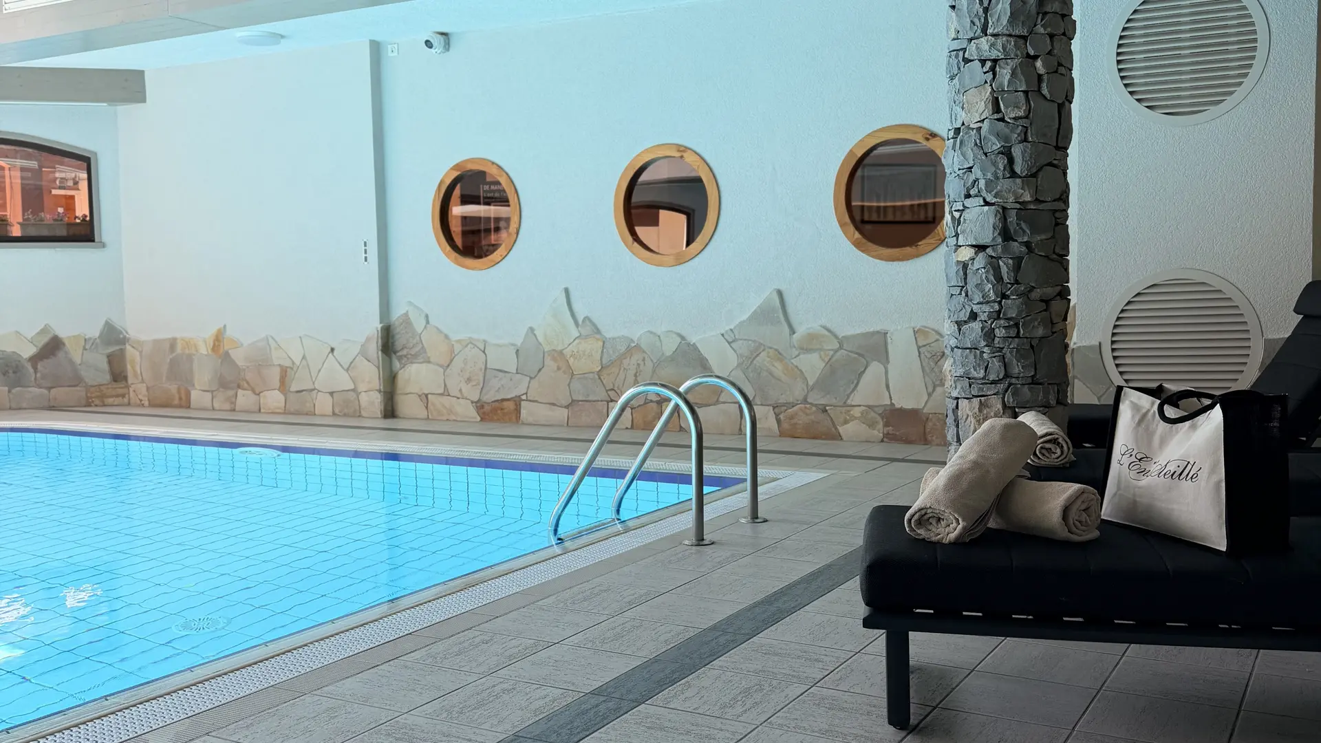 Zwembad- en spa-gedeelte van Hotel l'Ensoleillé