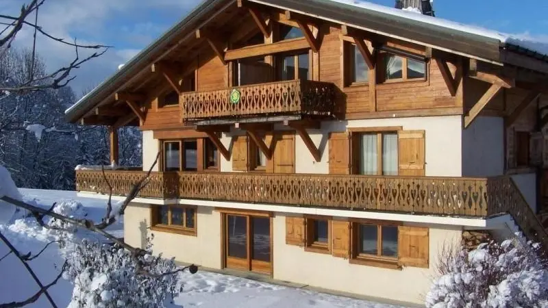 Le chalet exposé plein sud permet de profiter du soleil