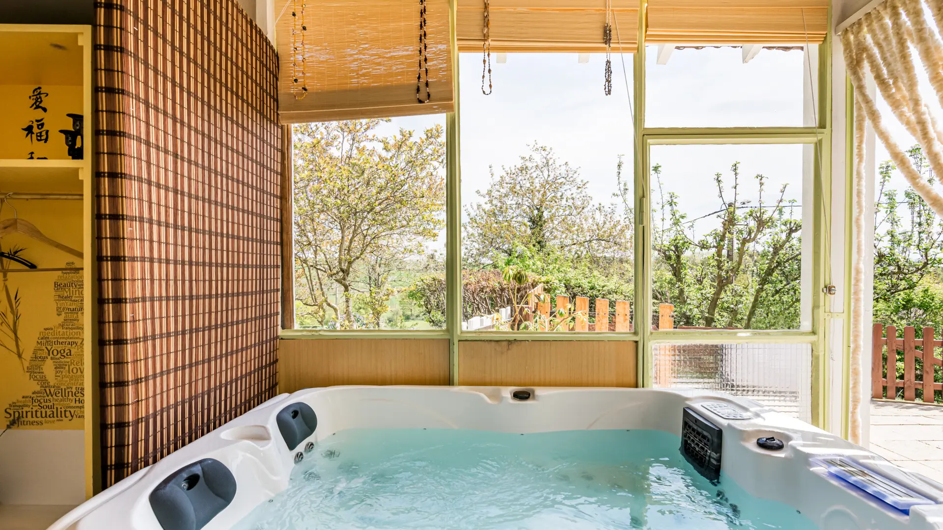 Spa privatisé avec vue sur le jardin et les arbres au printemps