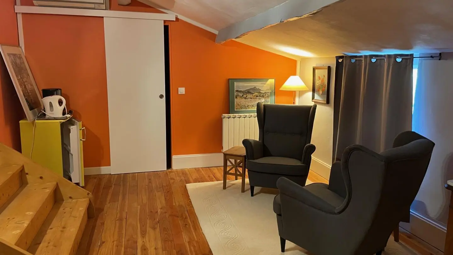 Chambre Ardèche : coin salon pour se détendre