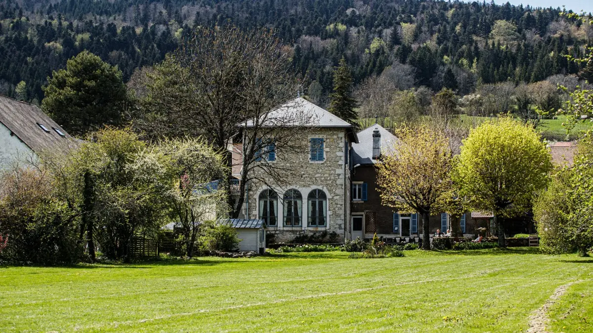 gite de groupe Val d'Orey au printemps, vue du parc