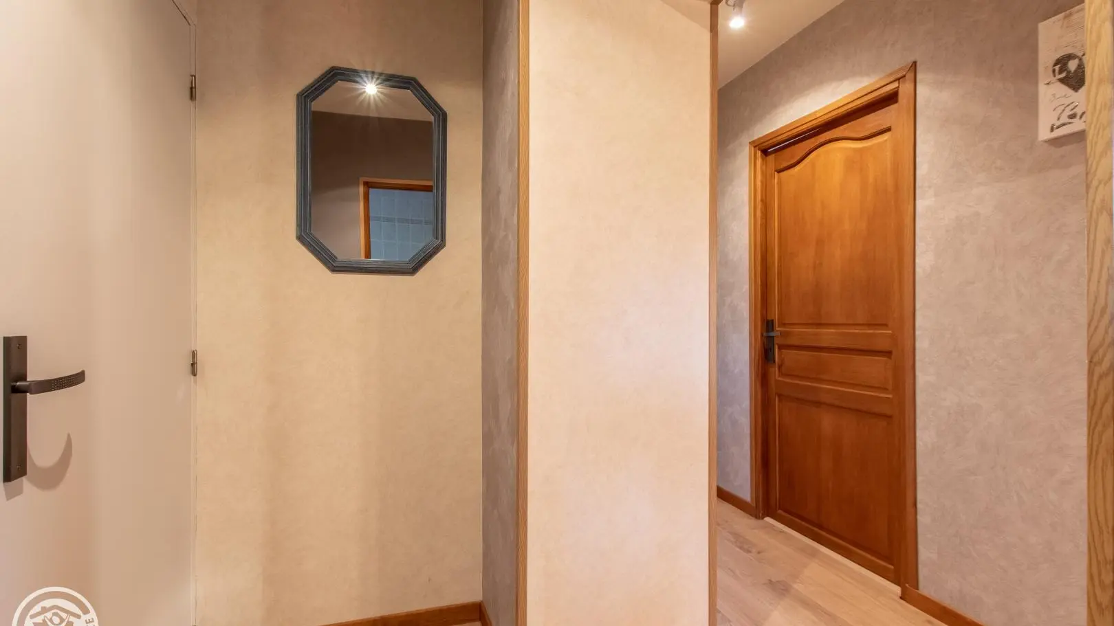 A l'étage, rangement et dégagement vers les chambres et salle de bain