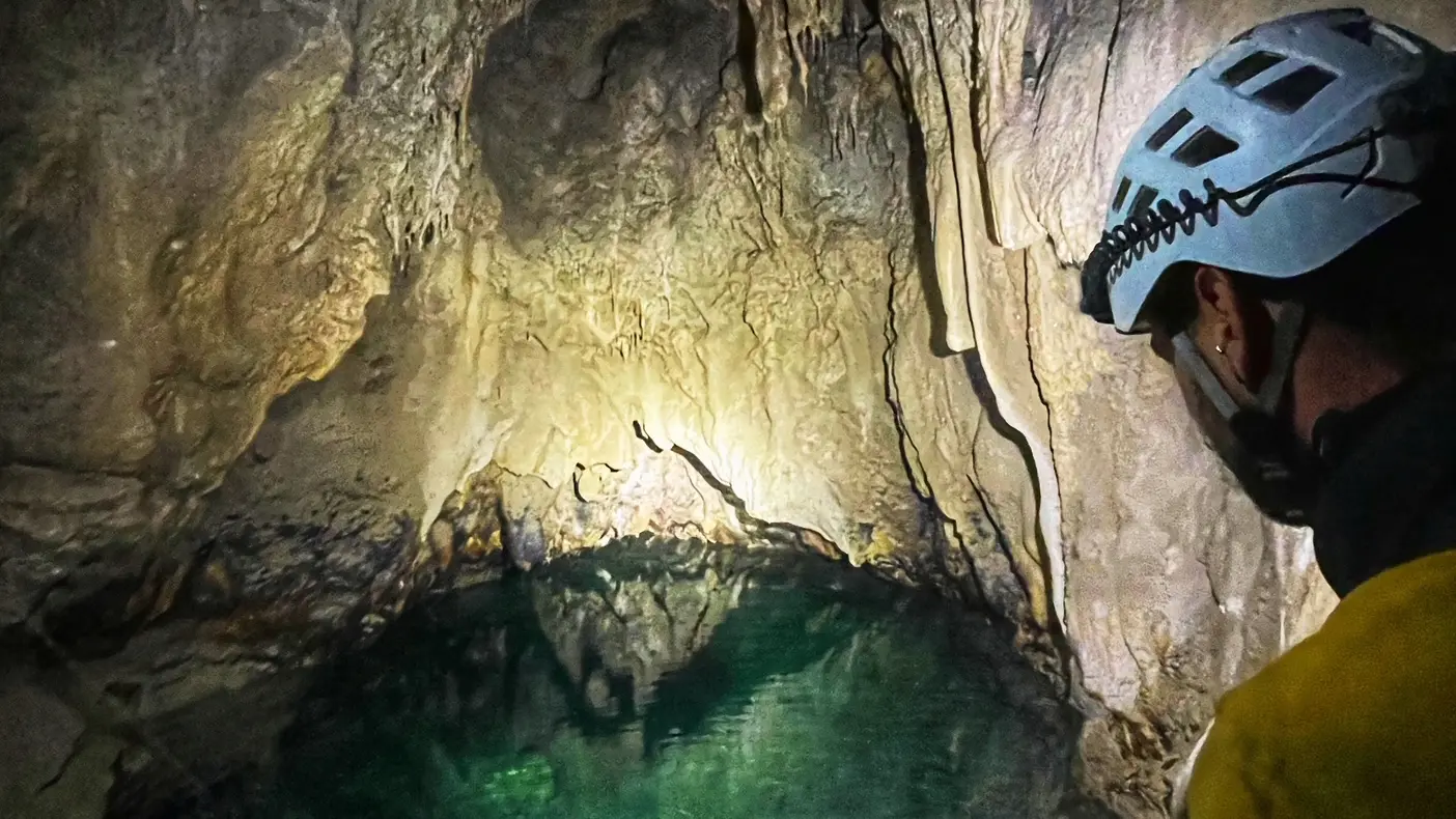 Laissez-vous guider jusqu’au seuil du merveilleux. - Grotte dans le Buëch avec Ecrins Spéléo Canyon