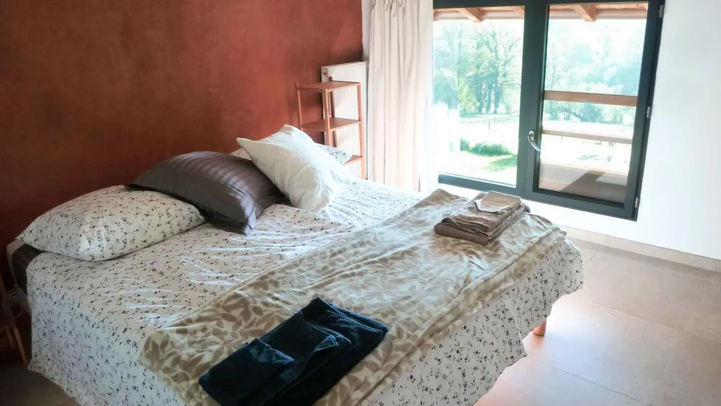 La chambre coté jardin: le grand lit de 160