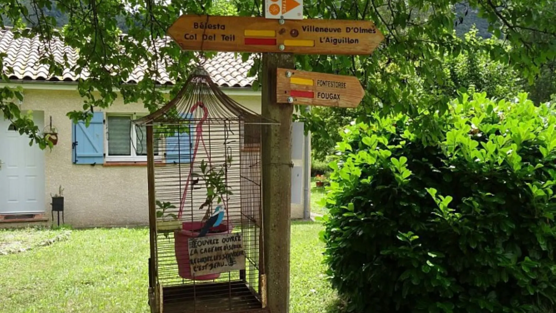 panneau le long du chemin