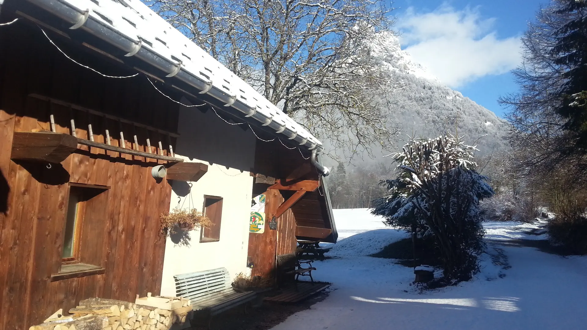 Vue sur le gîte en hiver
