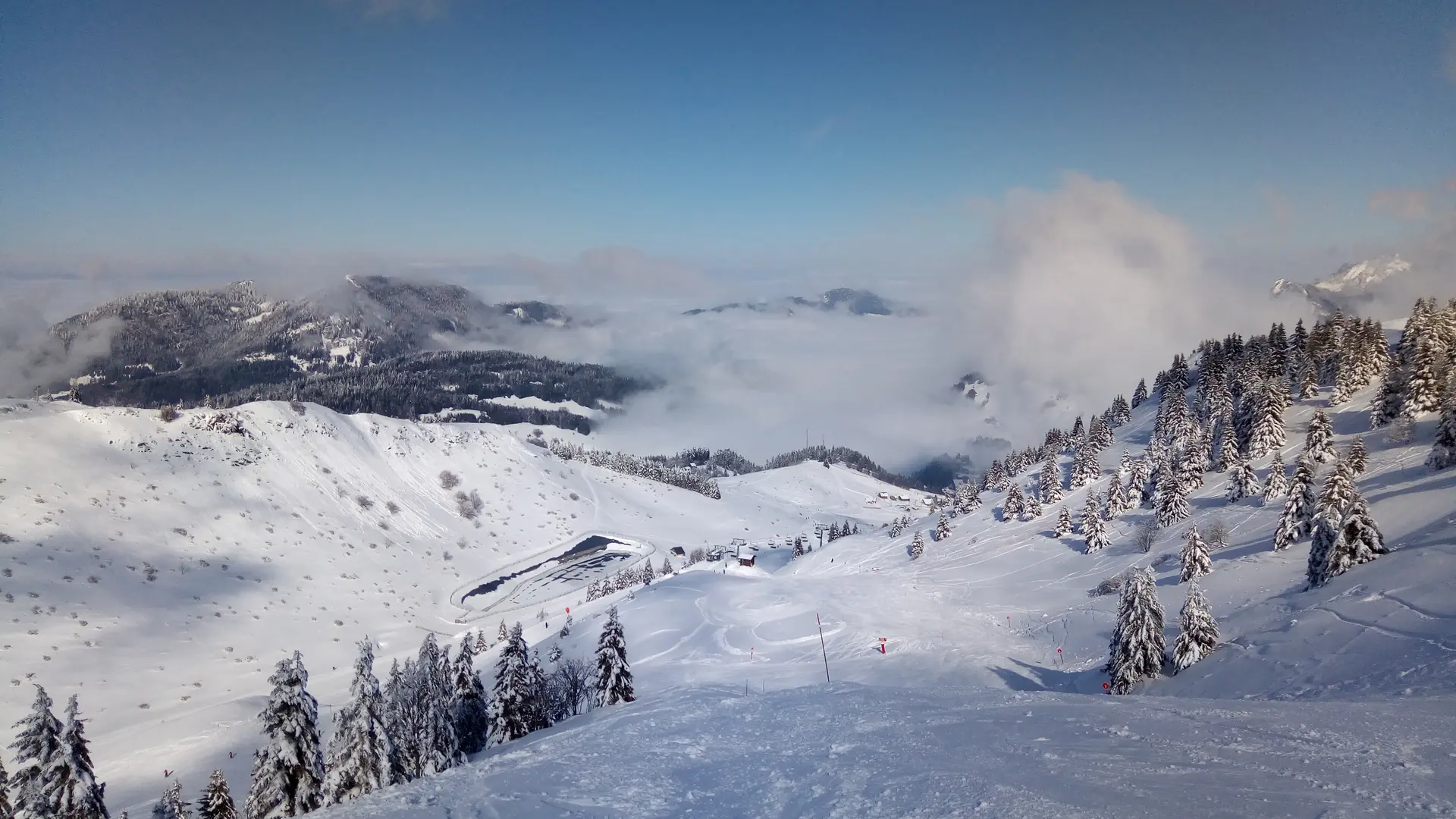 Skieurs sur piste les Airelles