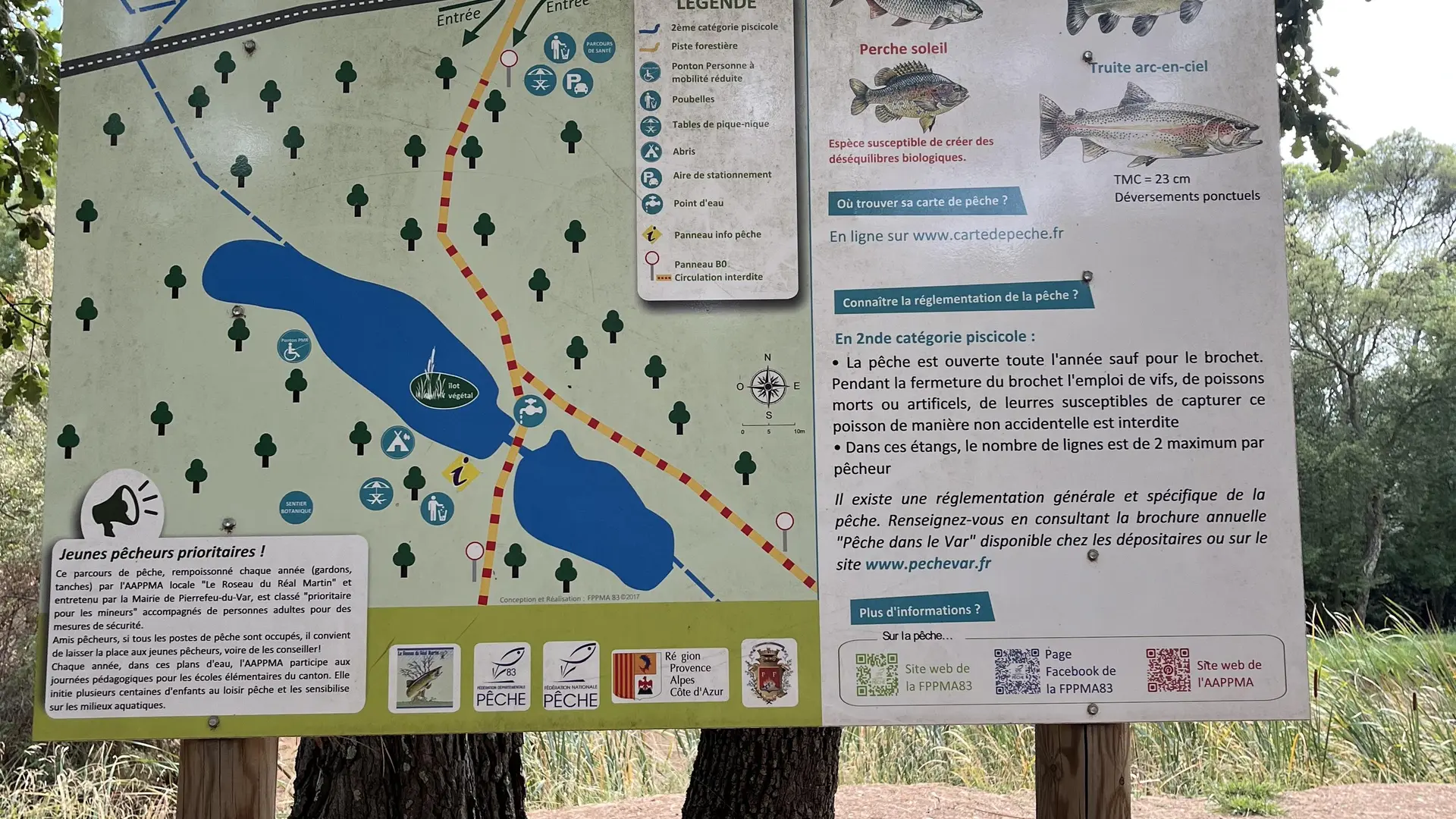 Panneau de présentation de l'arboretum situé à Pierrefeu-du-Var
