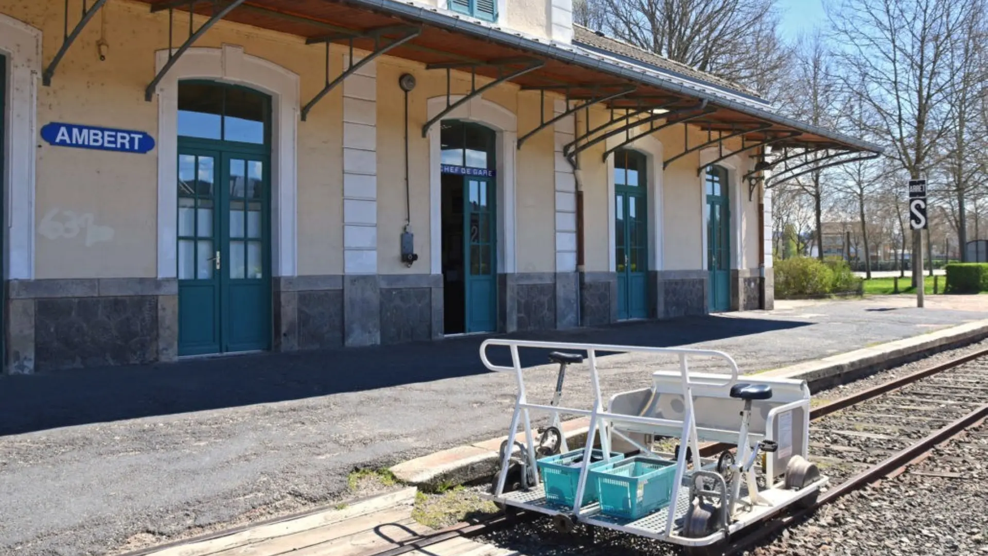 Nous sommes sur les rails de chemin de fer, en face la gare d'ambert  et à notre droite un vélorail qui attend l'arrivée de courageux. Le soleil est de la partie pour la découverte d'une partie de la vallée de la Dore