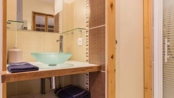 Chambre principale et salle d'eau