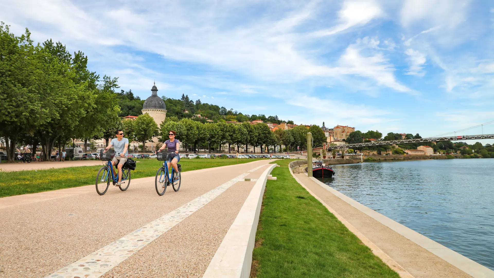 cyclistes sur la Voie Bleue à destination de Trévoux