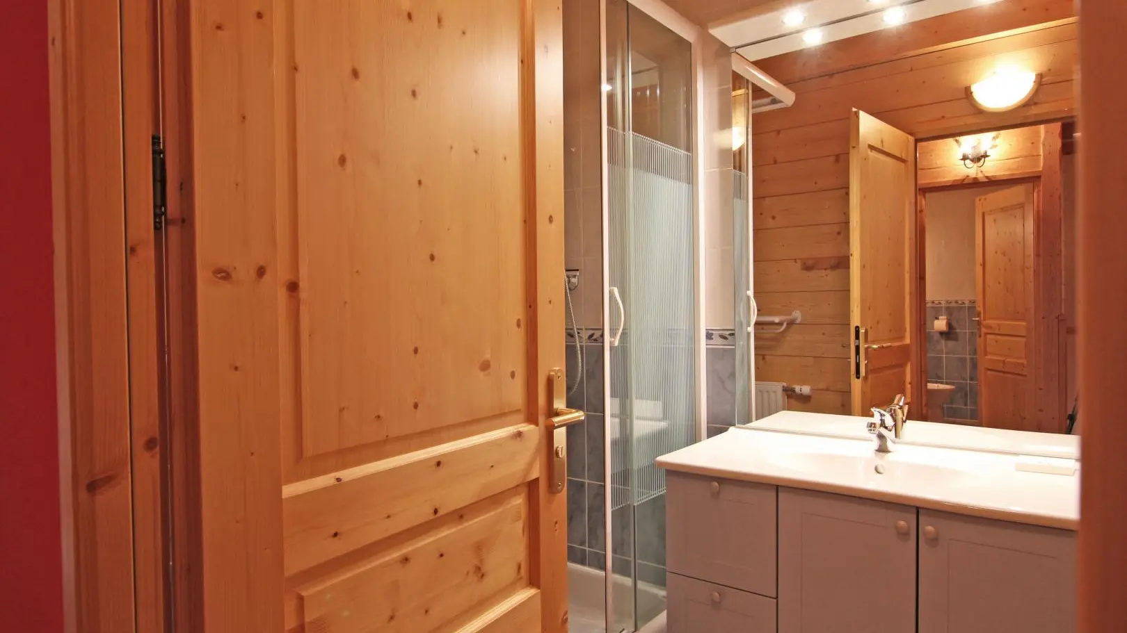 Etage Duplex Salle de bain (douche, vasque) plus deuxième WC séparé en face