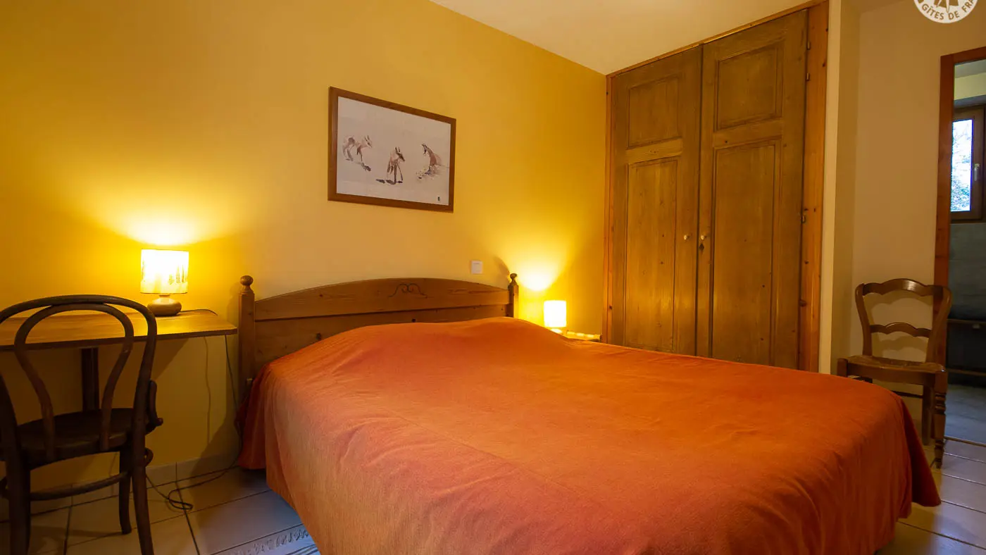 Chambre La Rosée du Soleil, au rez de chaussée et ses sanitaires privatifs.