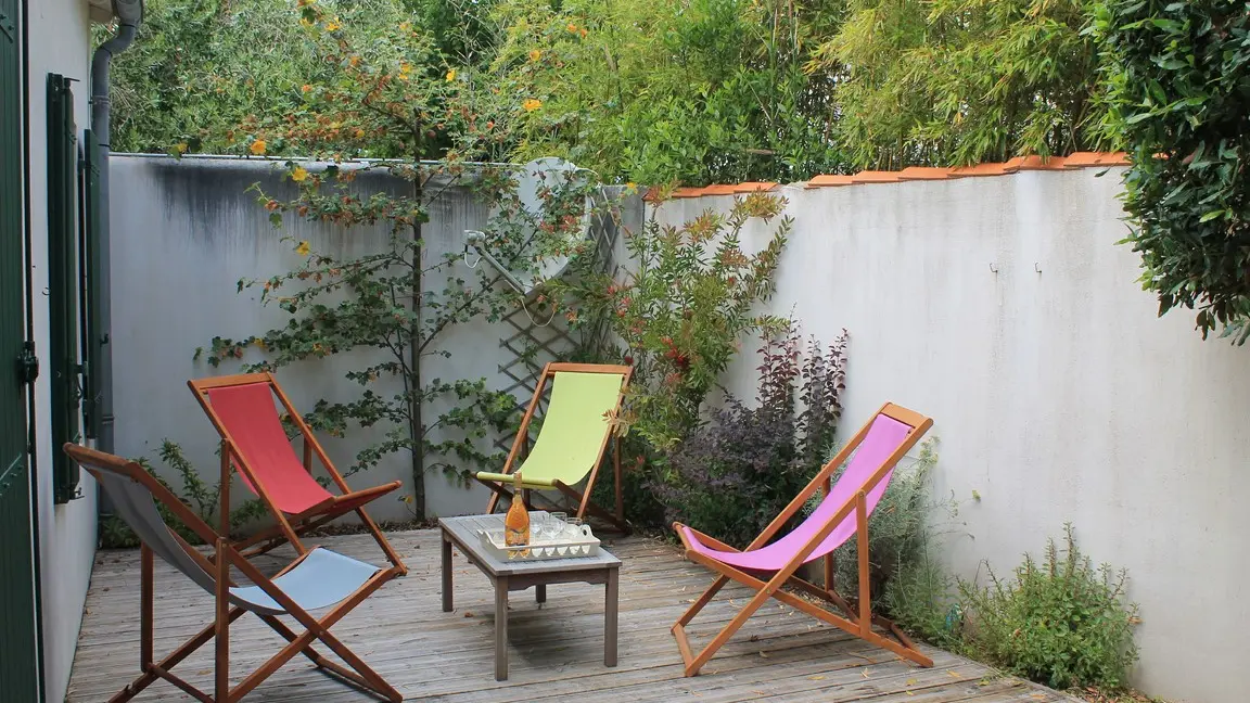 Terrasse hinter dem Haus