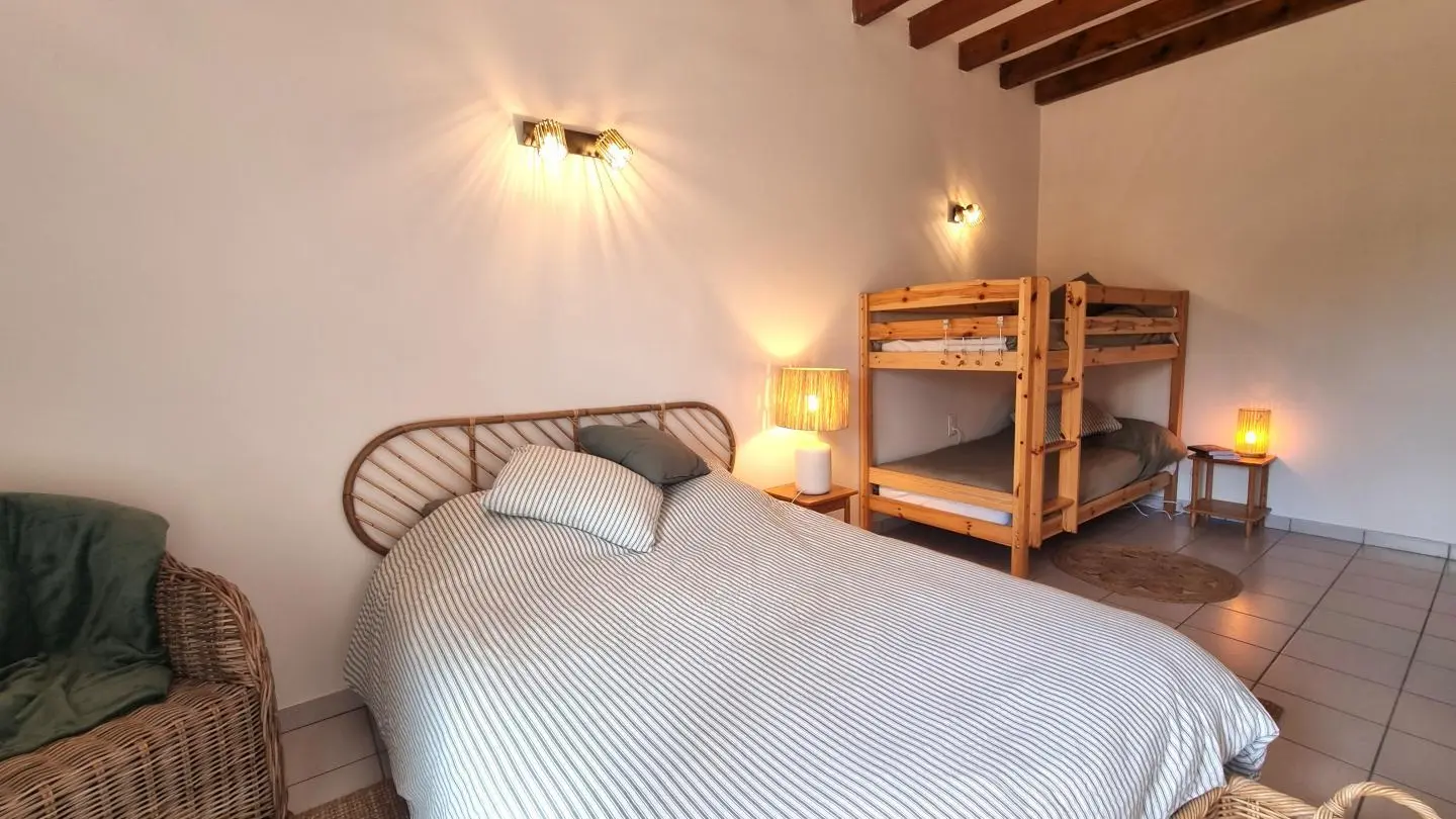 Chambre 3 : un lit 140 et deux lits 90 dont un superposé, avec accès direct sur le balcon.