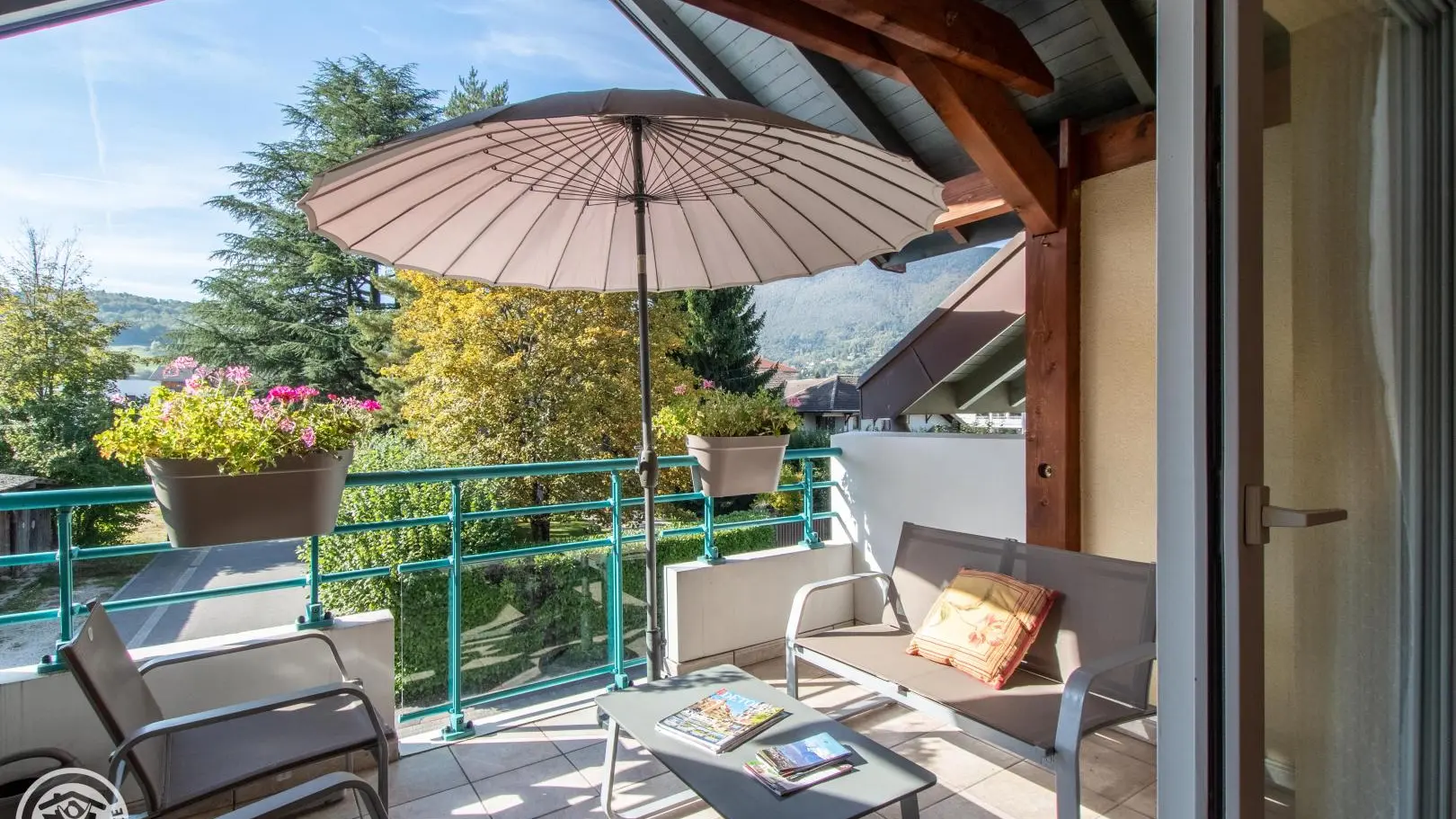 Balcon avec mobilier d'extérieur