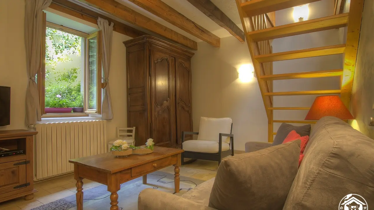 Le salon avec l'accès à l'étage