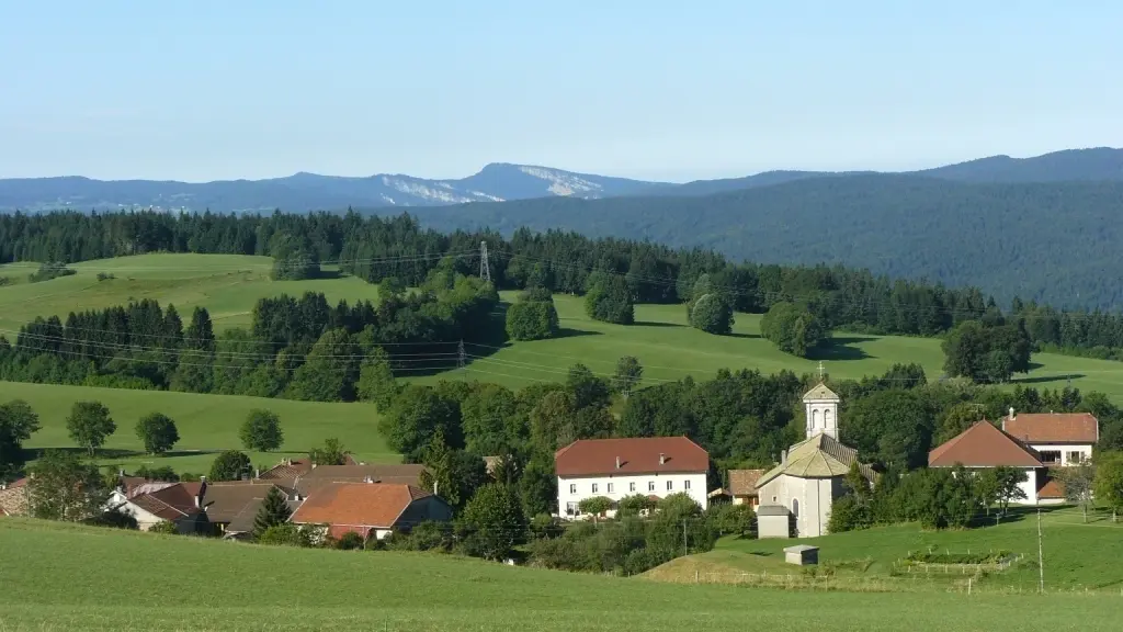 Notre petit village Giron niche dans le Haut Jura