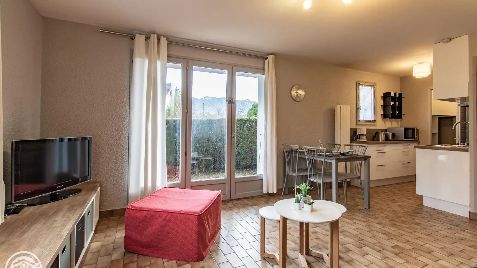 Séjour, espace repas et cuisine ouverte