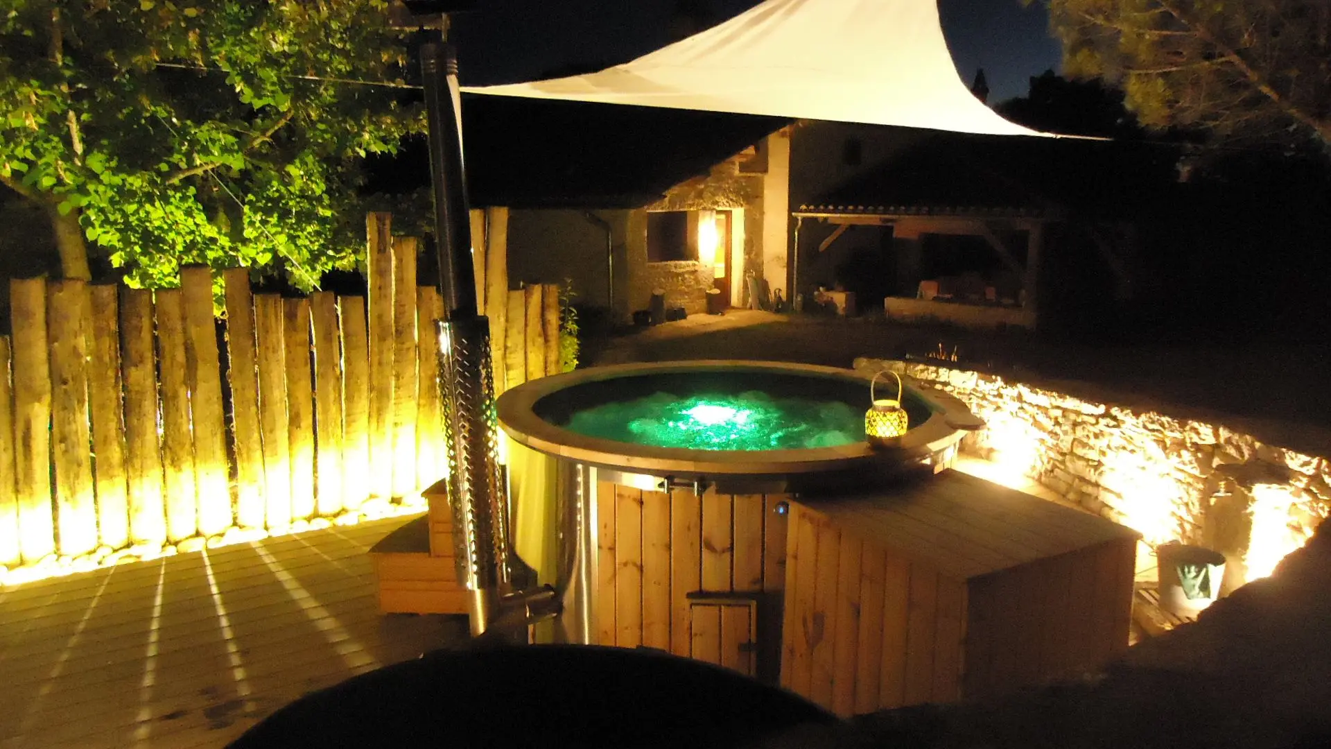 Magie de ce bain bouillonnant chauffé l'hiver au feu de bois... Les étoiles au-dessus de la tête