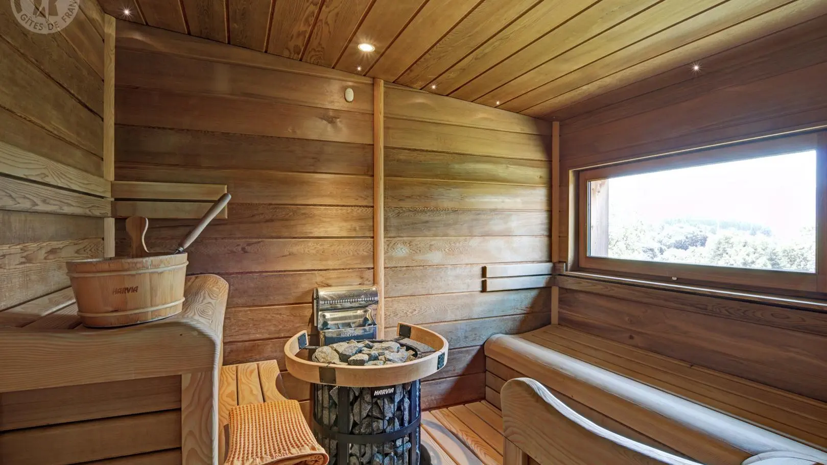 le sauna privatif avec vue sur la vallée