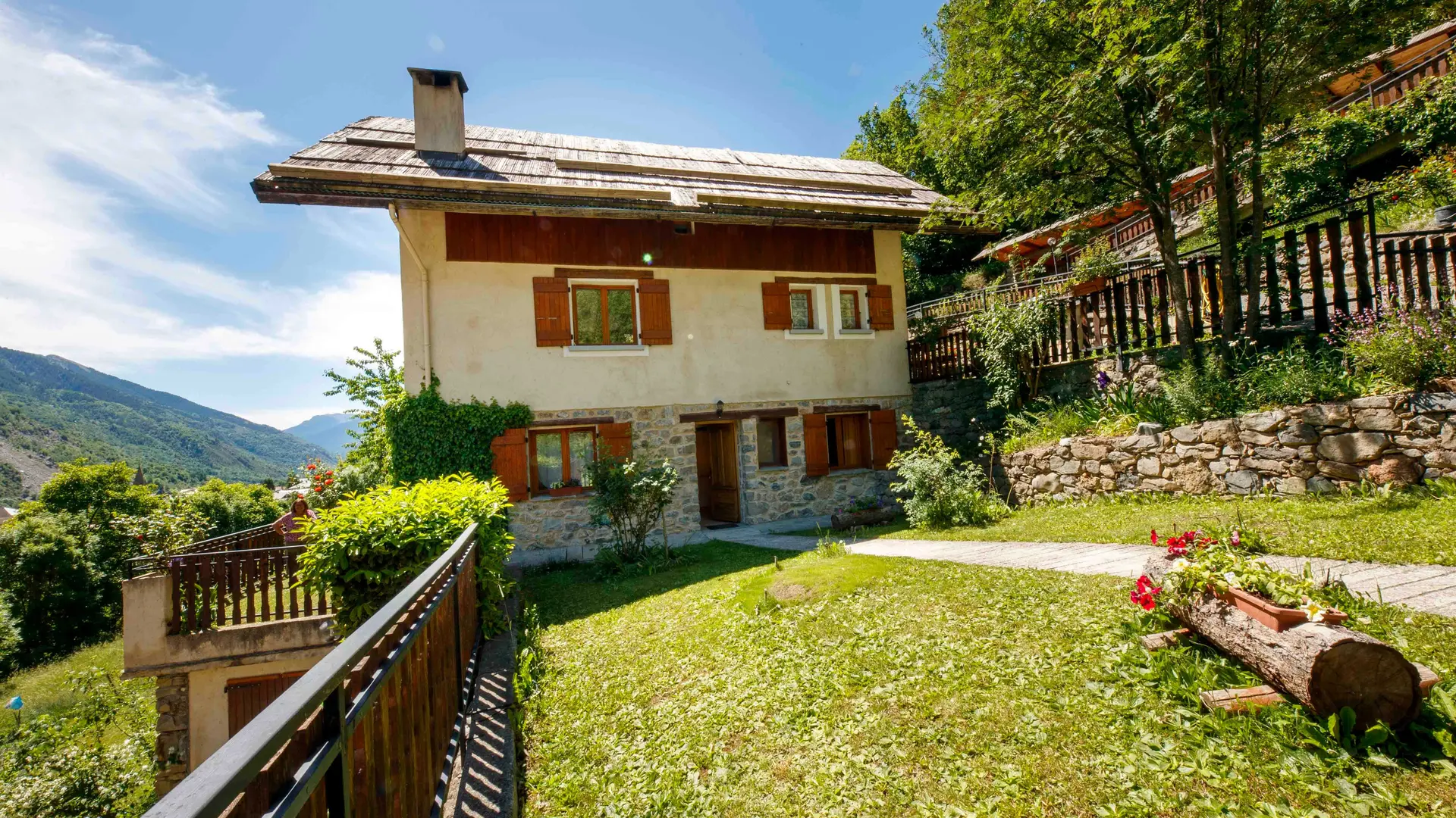 Gîte Les Cerisiers-Entrée du gîte-Saint-Étienne-de-Tinée-Gîtes de France des Alpes-Maritimes