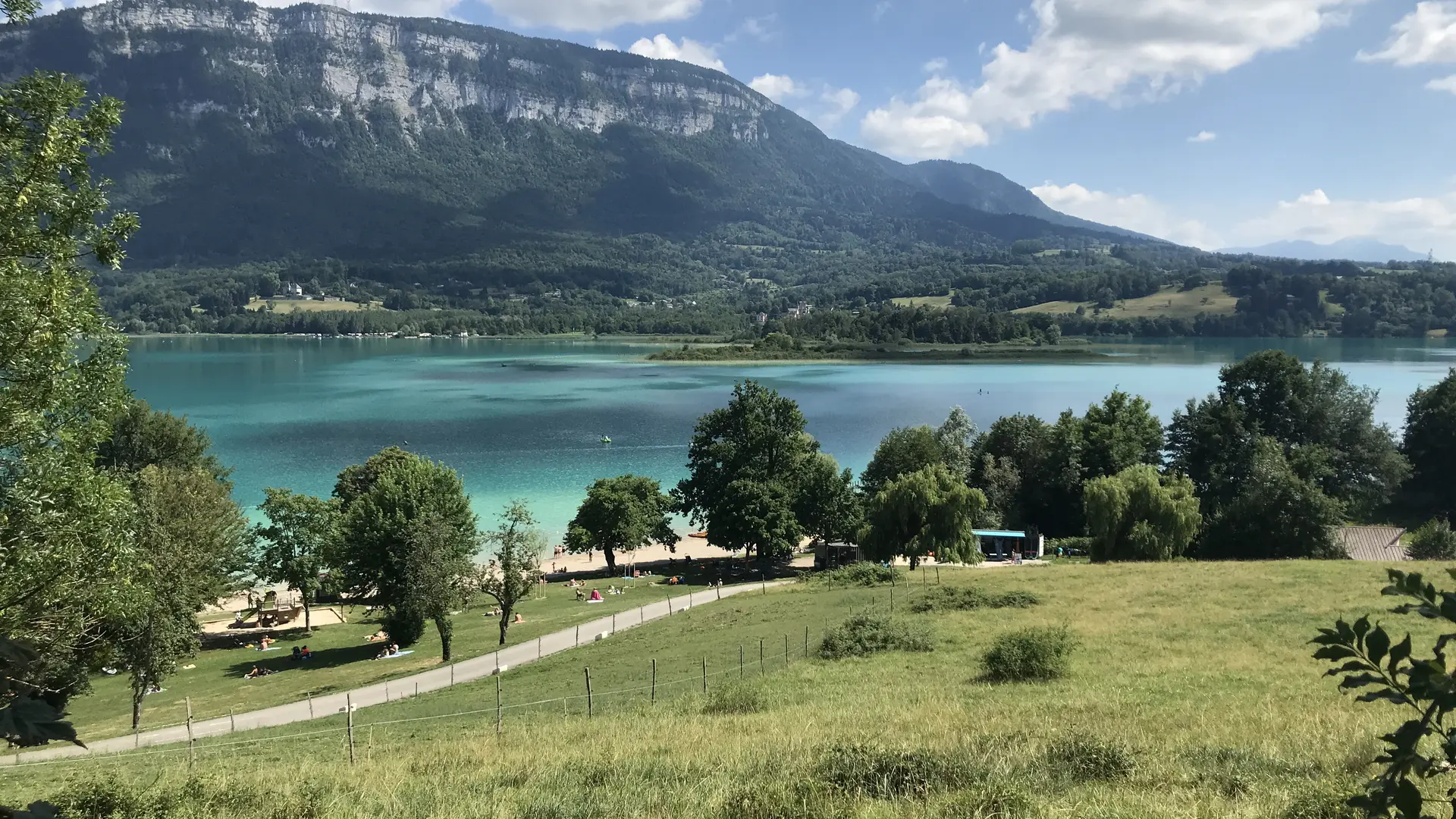 Plage du Sougey à Aiguebelette - Sable et pelouse