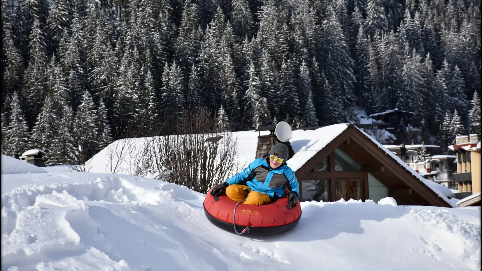 Enfant sur la piste de snowtubing aux Chosalets